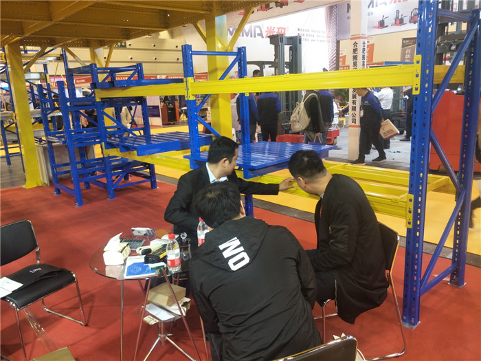 为客户介绍重型货架