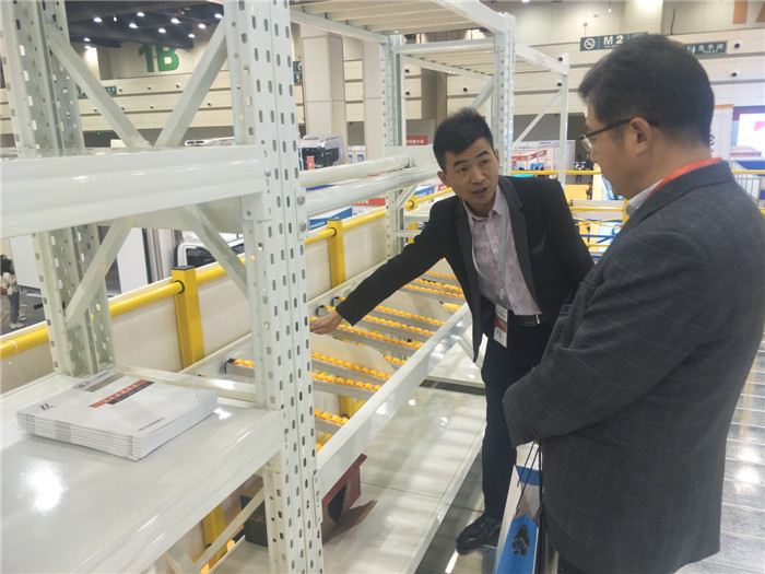 为客户介绍中仓货架