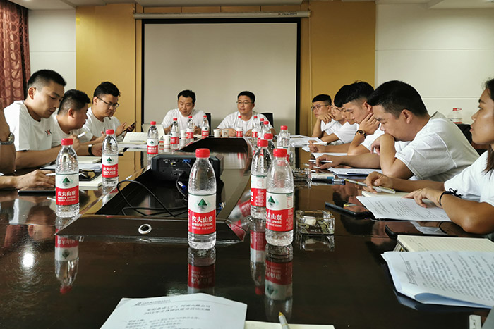 参会人员穿着统一文化衫