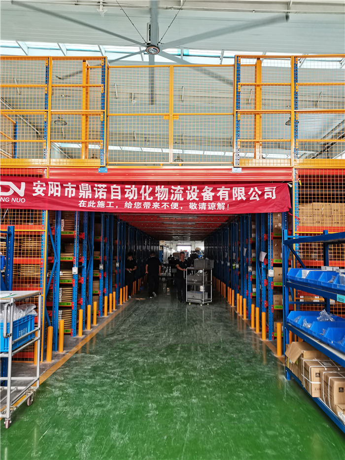 阁楼货架平台安装中